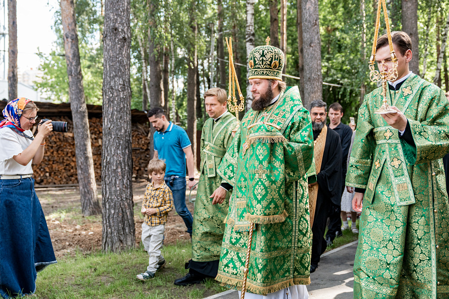 Архиерейское богослужение в храме преподобного Серафима Саровского посёлка Дрожжино Ленинского г.о.